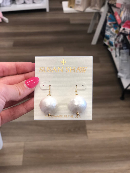 Susan Shaw Gold Top With Single Cotton Pearl Earring